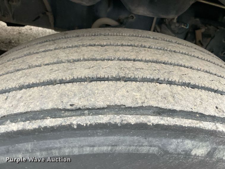 image for item NY9874 2008 Freightliner Columbia 120  semi truck