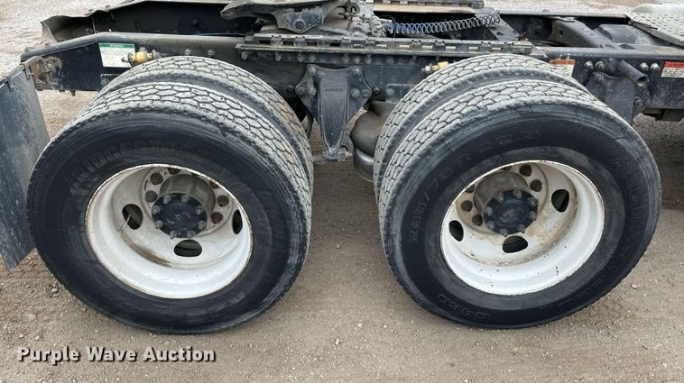 image for item NY9874 2008 Freightliner Columbia 120  semi truck