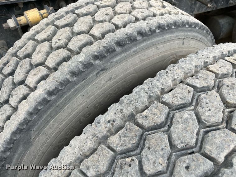 image for item NY9874 2008 Freightliner Columbia 120  semi truck