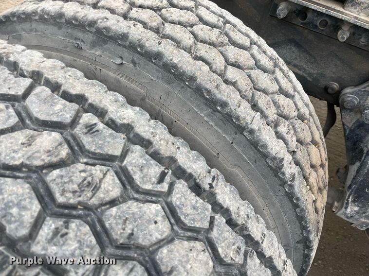 image for item NY9874 2008 Freightliner Columbia 120  semi truck