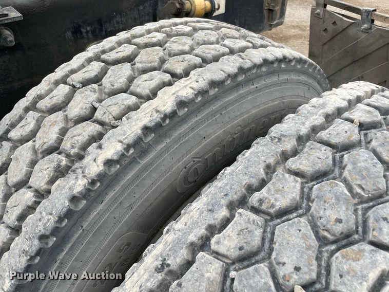 image for item NY9874 2008 Freightliner Columbia 120  semi truck