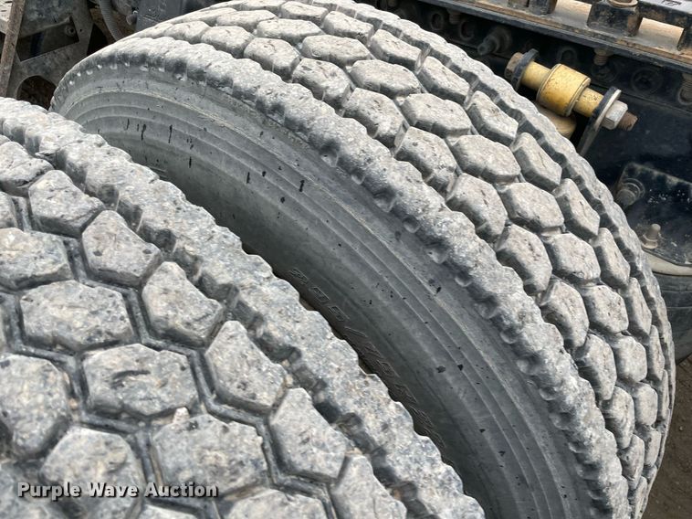 image for item NY9874 2008 Freightliner Columbia 120  semi truck