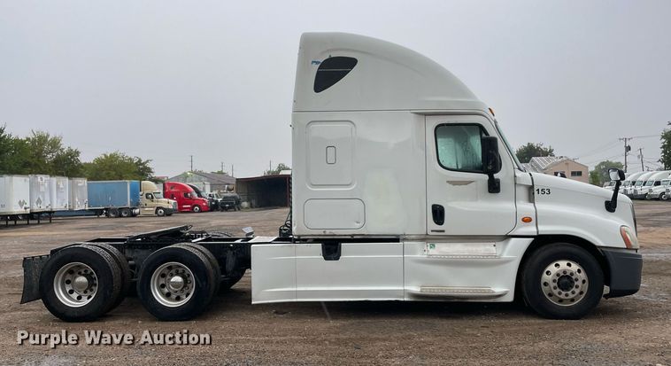 image for item NY9875 2016 Freightliner Cascadia 125  semi truck