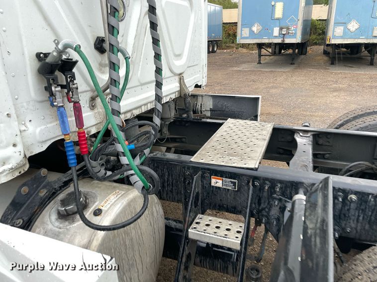 image for item NY9875 2016 Freightliner Cascadia 125  semi truck