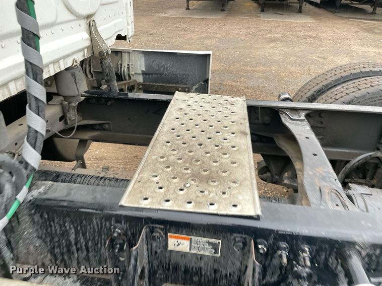 image for item NY9875 2016 Freightliner Cascadia 125  semi truck