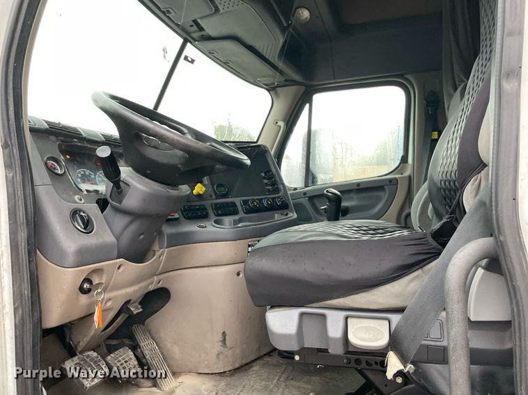 image for item NY9875 2016 Freightliner Cascadia 125  semi truck