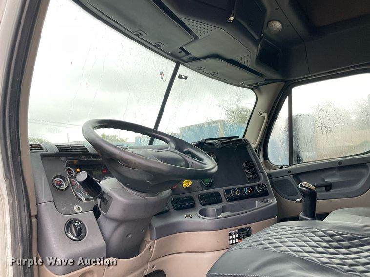 image for item NY9875 2016 Freightliner Cascadia 125  semi truck