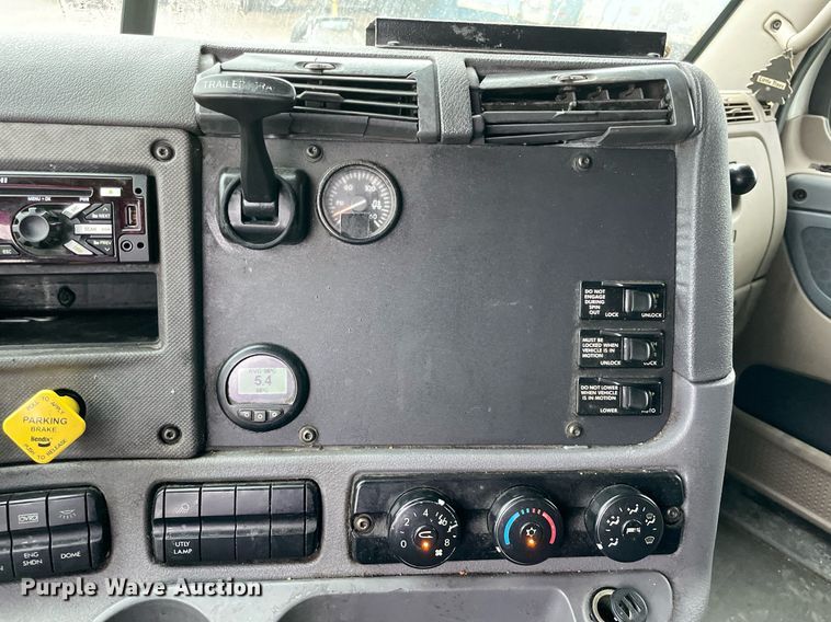 image for item NY9875 2016 Freightliner Cascadia 125  semi truck