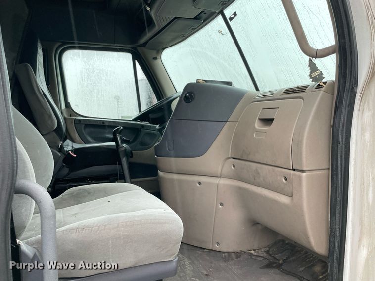 image for item NY9875 2016 Freightliner Cascadia 125  semi truck