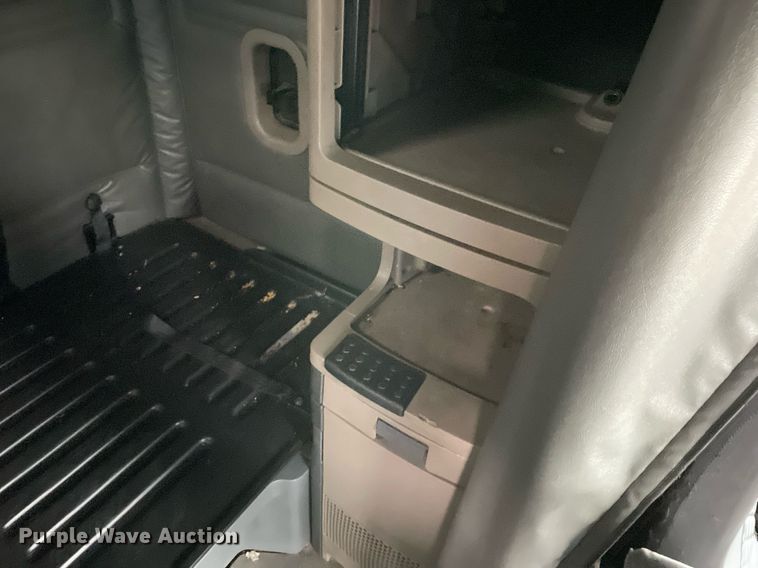 image for item NY9875 2016 Freightliner Cascadia 125  semi truck