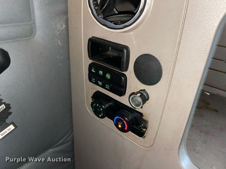 image for item NY9875 2016 Freightliner Cascadia 125  semi truck