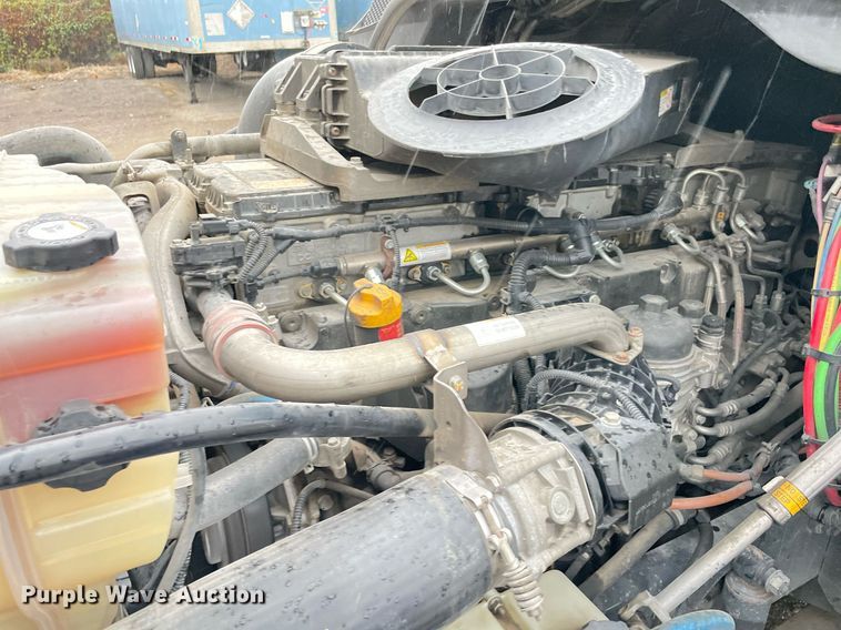 image for item NY9875 2016 Freightliner Cascadia 125  semi truck