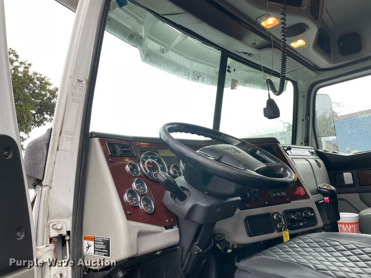 image for item NY9876 2016 Western Star 5700XE  semi truck