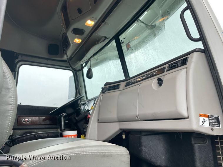 image for item NY9876 2016 Western Star 5700XE  semi truck