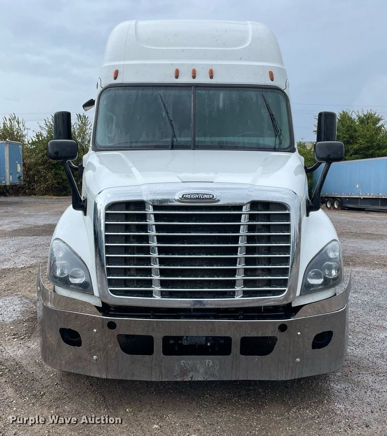 image for item NY9877 2018 Freightliner Cascadia 125  semi truck