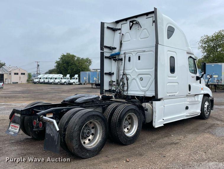 image for item NY9877 2018 Freightliner Cascadia 125  semi truck