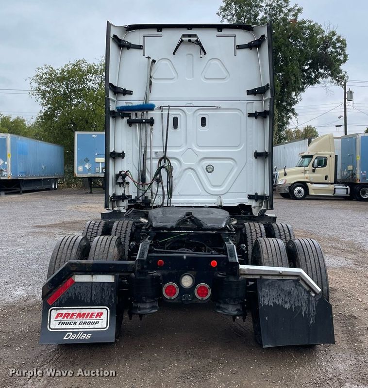 image for item NY9877 2018 Freightliner Cascadia 125  semi truck