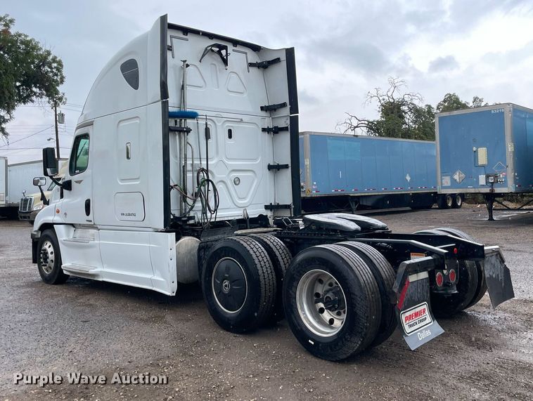 image for item NY9877 2018 Freightliner Cascadia 125  semi truck