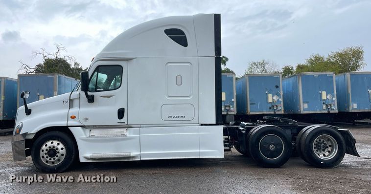 image for item NY9877 2018 Freightliner Cascadia 125  semi truck