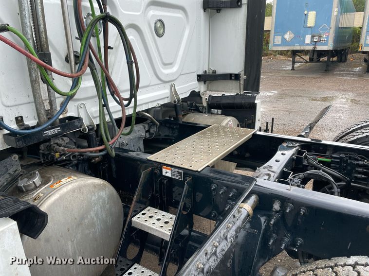 image for item NY9877 2018 Freightliner Cascadia 125  semi truck