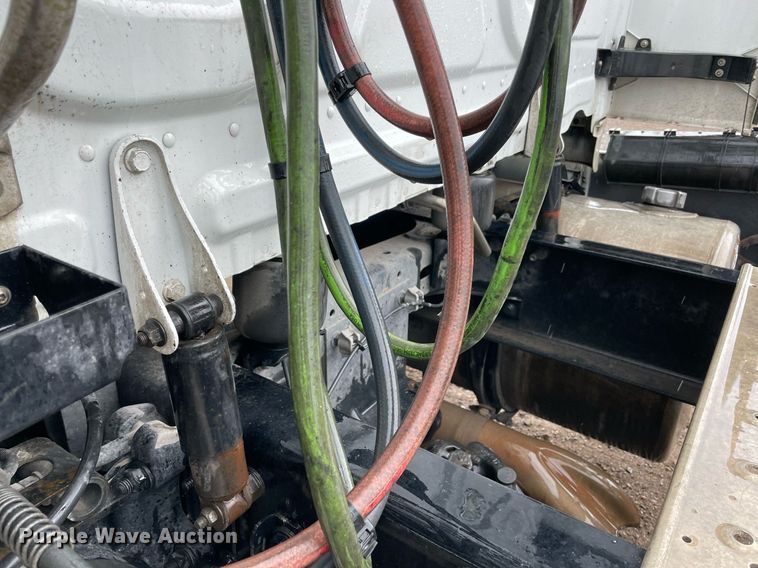 image for item NY9877 2018 Freightliner Cascadia 125  semi truck