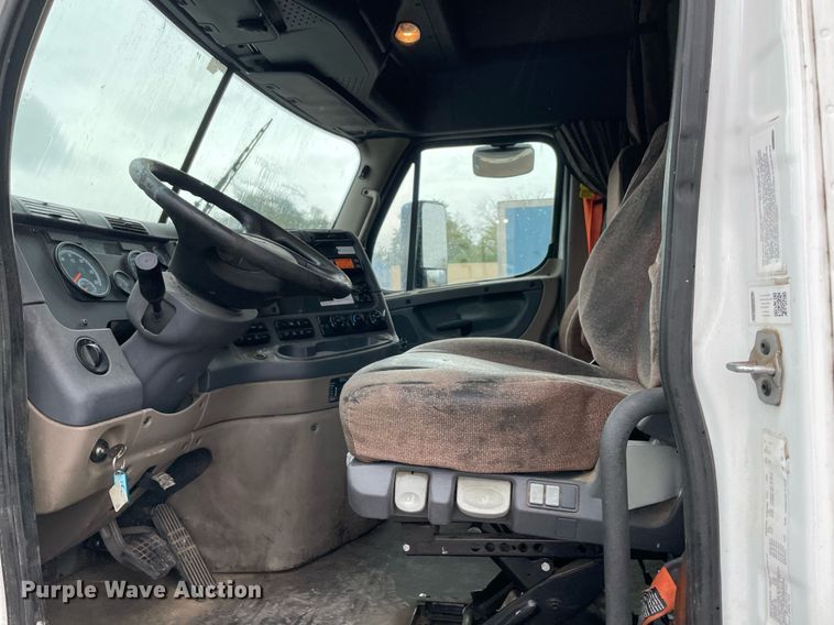 image for item NY9877 2018 Freightliner Cascadia 125  semi truck