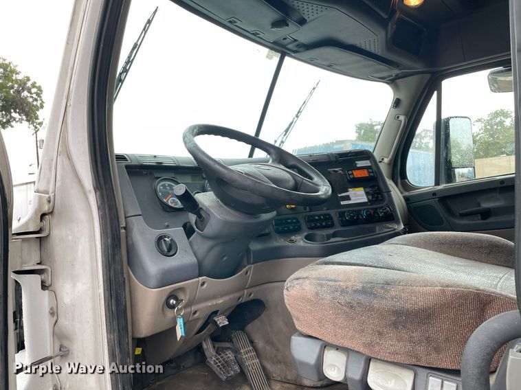 image for item NY9877 2018 Freightliner Cascadia 125  semi truck