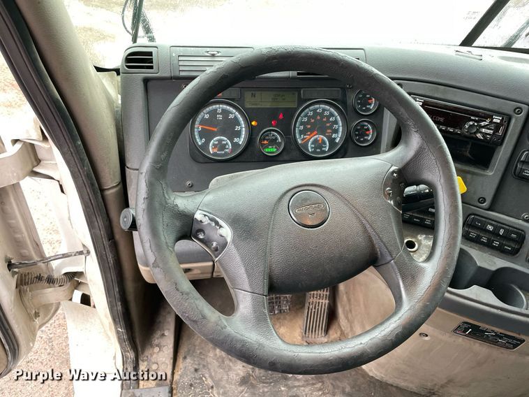 image for item NY9877 2018 Freightliner Cascadia 125  semi truck