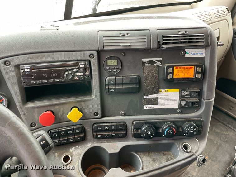 image for item NY9877 2018 Freightliner Cascadia 125  semi truck