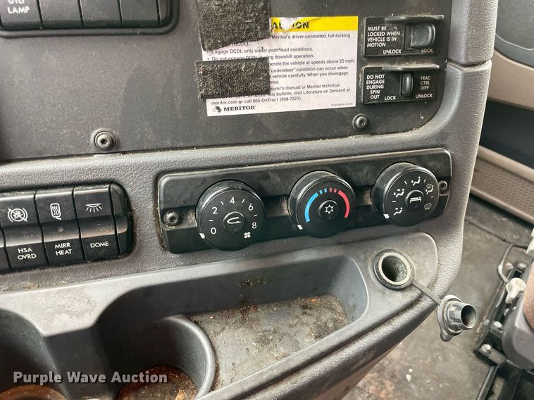 image for item NY9877 2018 Freightliner Cascadia 125  semi truck