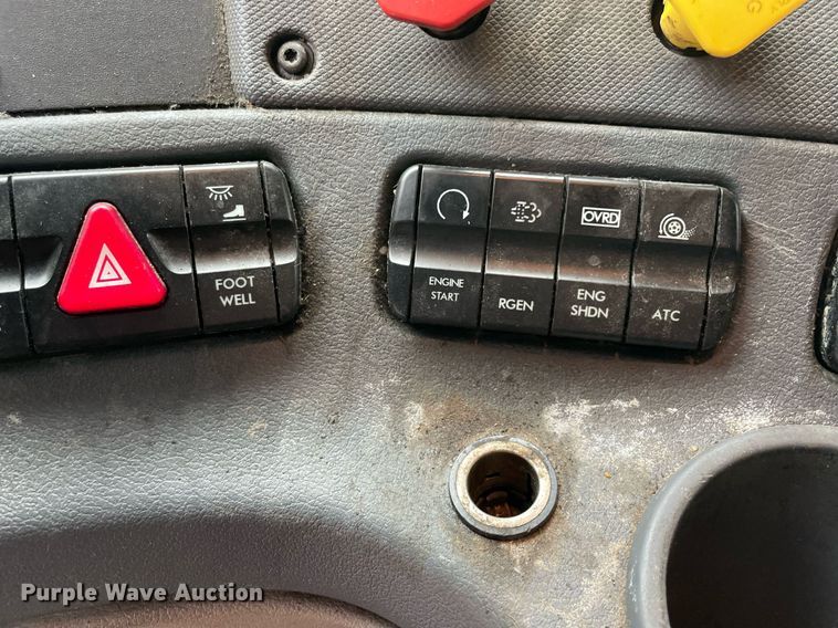 image for item NY9877 2018 Freightliner Cascadia 125  semi truck