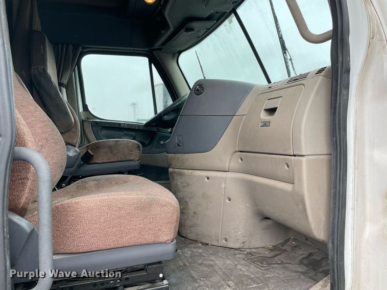 image for item NY9877 2018 Freightliner Cascadia 125  semi truck