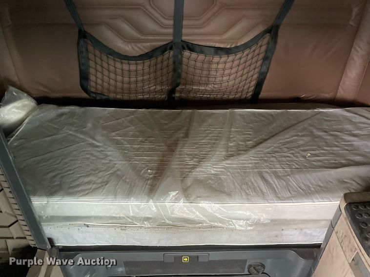 image for item NY9877 2018 Freightliner Cascadia 125  semi truck