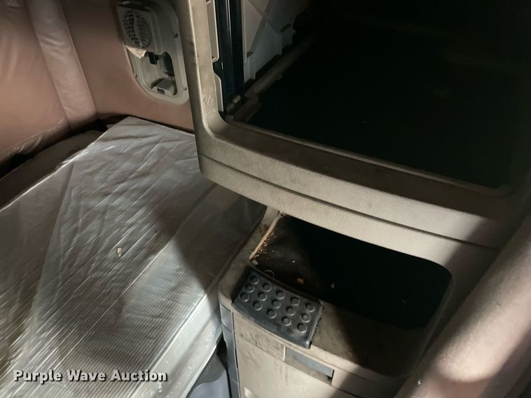 image for item NY9877 2018 Freightliner Cascadia 125  semi truck