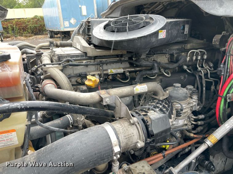 image for item NY9877 2018 Freightliner Cascadia 125  semi truck