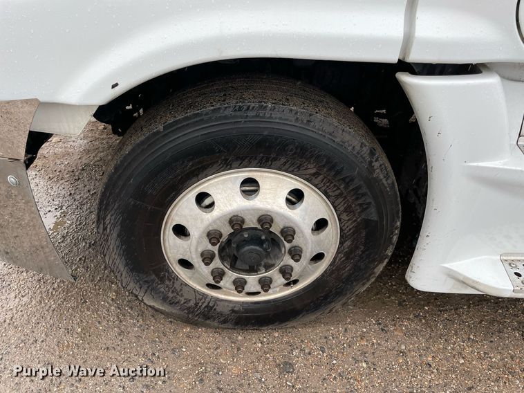 image for item NY9877 2018 Freightliner Cascadia 125  semi truck