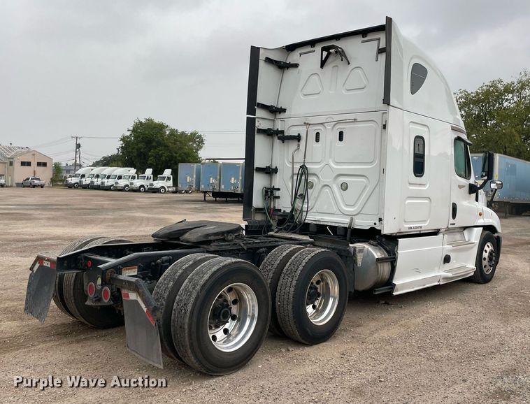 image for item NY9878 2018 Freightliner Cascadia 125  semi truck