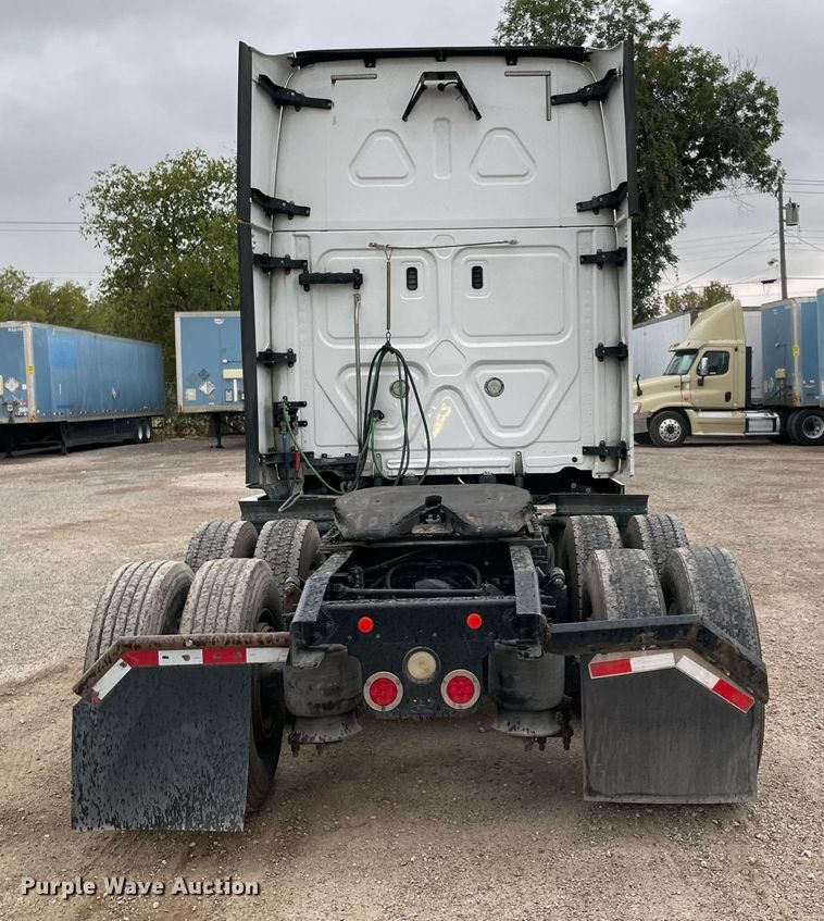 image for item NY9878 2018 Freightliner Cascadia 125  semi truck