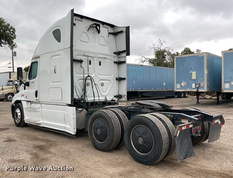 image for item NY9878 2018 Freightliner Cascadia 125  semi truck