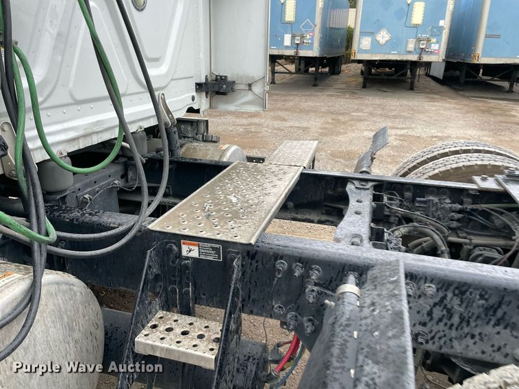 image for item NY9878 2018 Freightliner Cascadia 125  semi truck