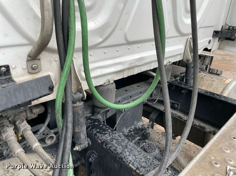 image for item NY9878 2018 Freightliner Cascadia 125  semi truck