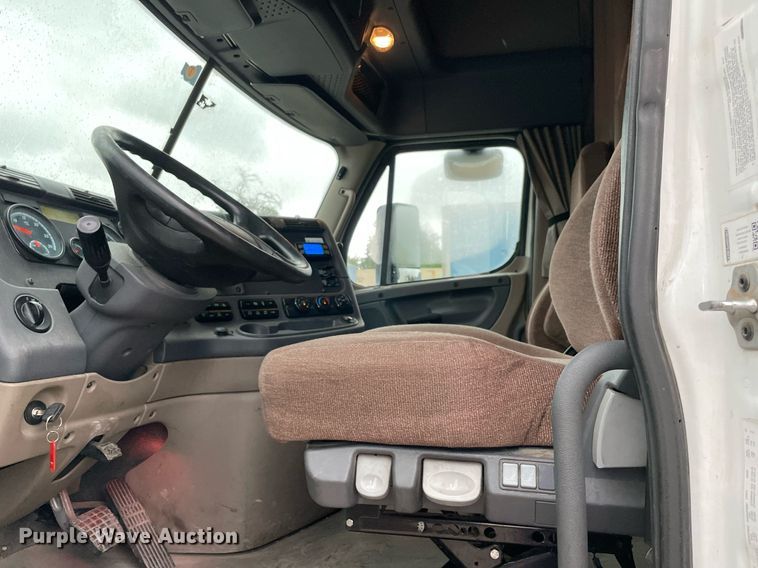 image for item NY9878 2018 Freightliner Cascadia 125  semi truck