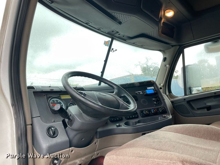 image for item NY9878 2018 Freightliner Cascadia 125  semi truck