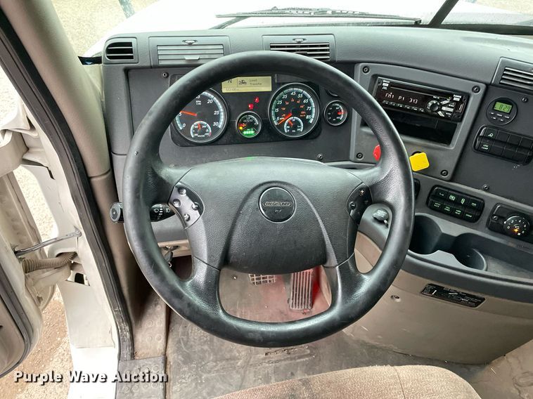 image for item NY9878 2018 Freightliner Cascadia 125  semi truck