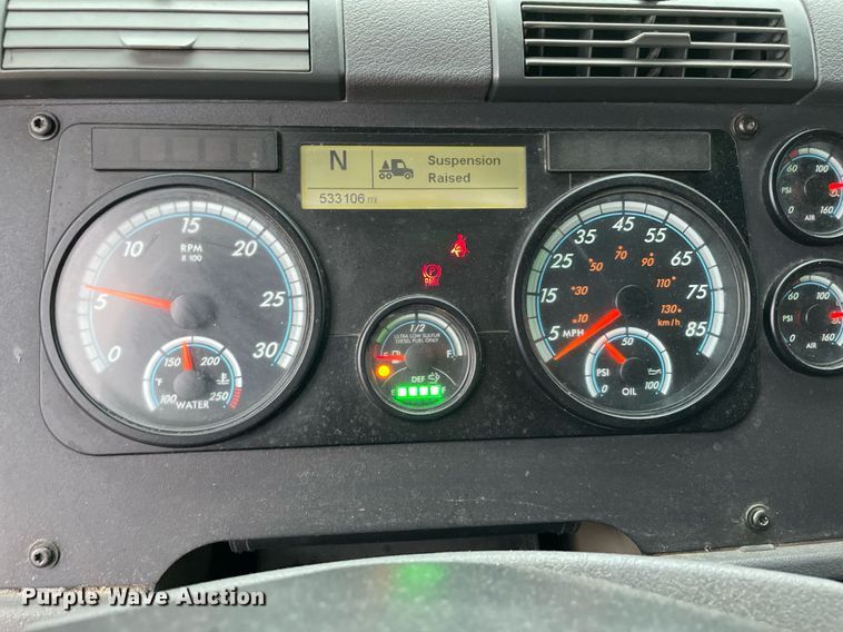 image for item NY9878 2018 Freightliner Cascadia 125  semi truck