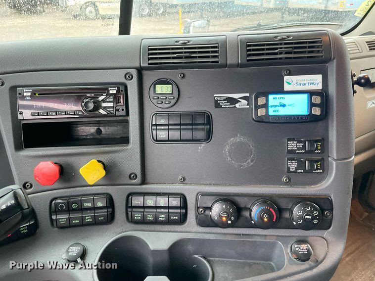 image for item NY9878 2018 Freightliner Cascadia 125  semi truck