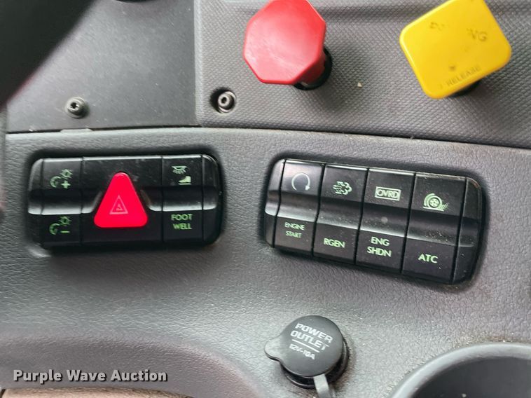 image for item NY9878 2018 Freightliner Cascadia 125  semi truck