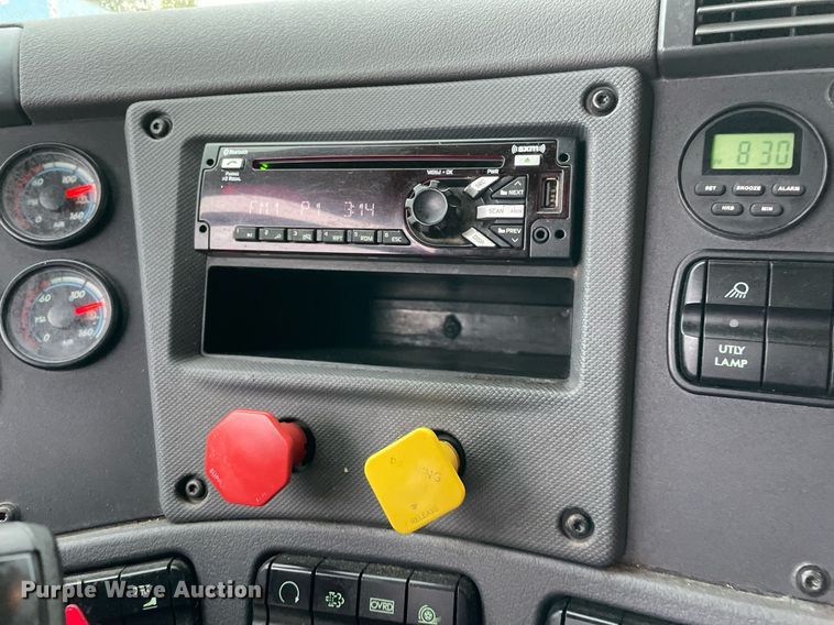 image for item NY9878 2018 Freightliner Cascadia 125  semi truck