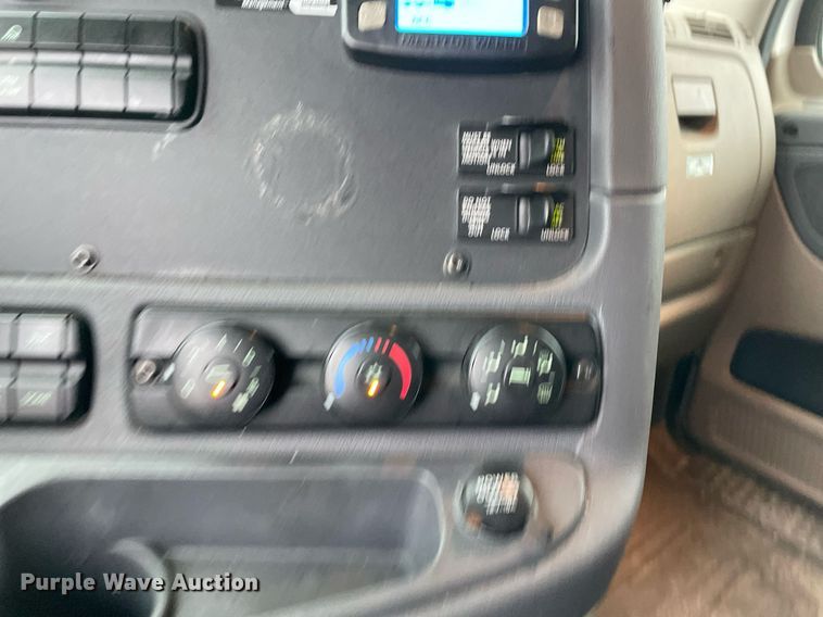 image for item NY9878 2018 Freightliner Cascadia 125  semi truck