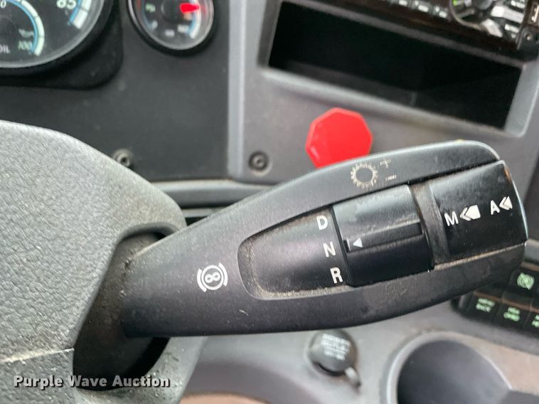 image for item NY9878 2018 Freightliner Cascadia 125  semi truck